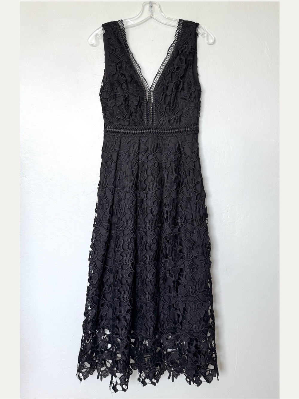 Romeo & Juliet Couture Lace V-Neck Sleeveless Midi Dress In Black/Black